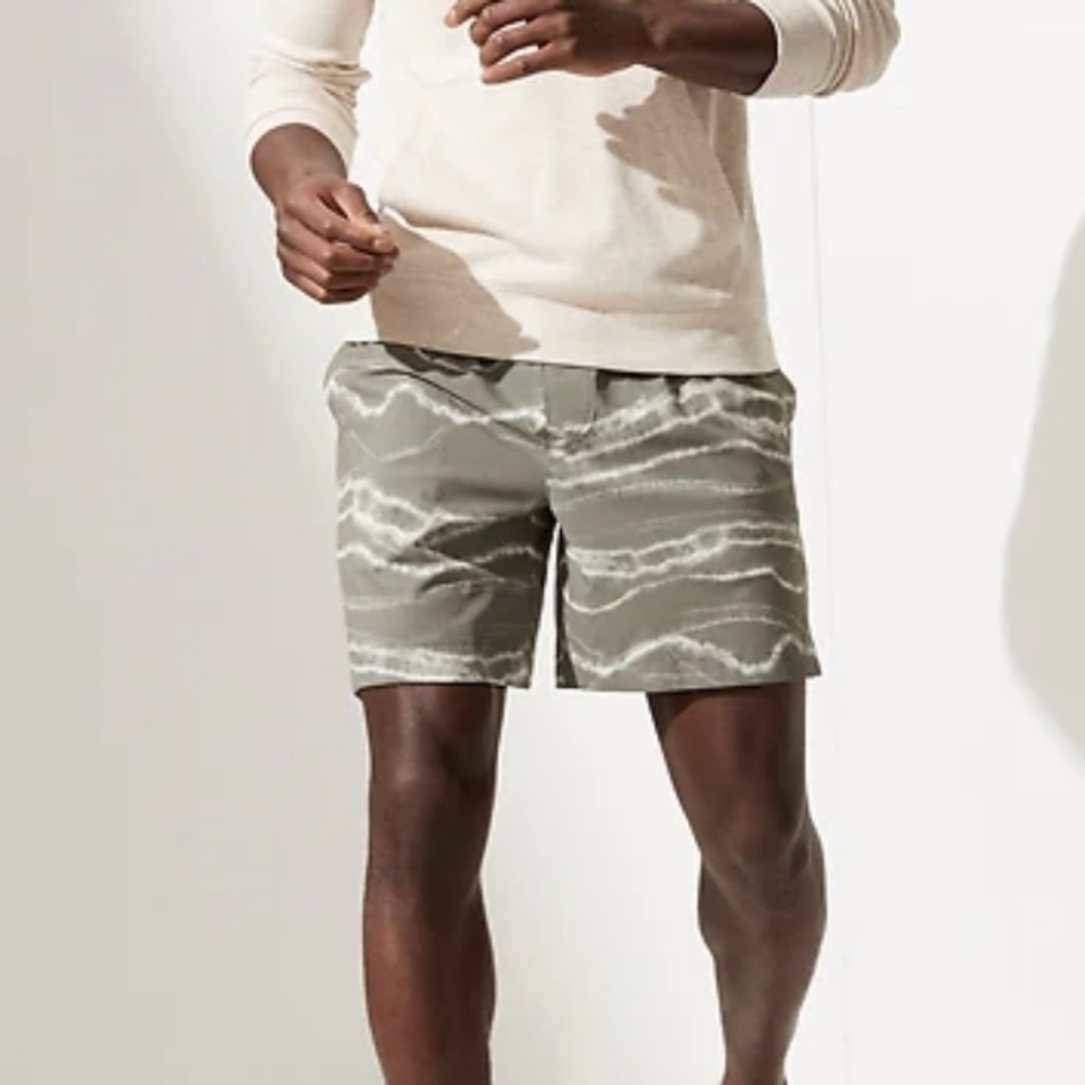 NWT. BANANA REPUBLIC 7” Hybrid Short LARGE
